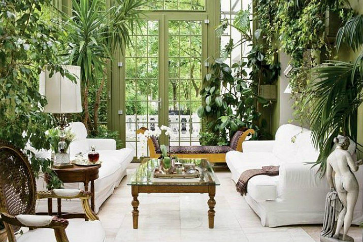 Aire de repos agréable décorée de plantes.
