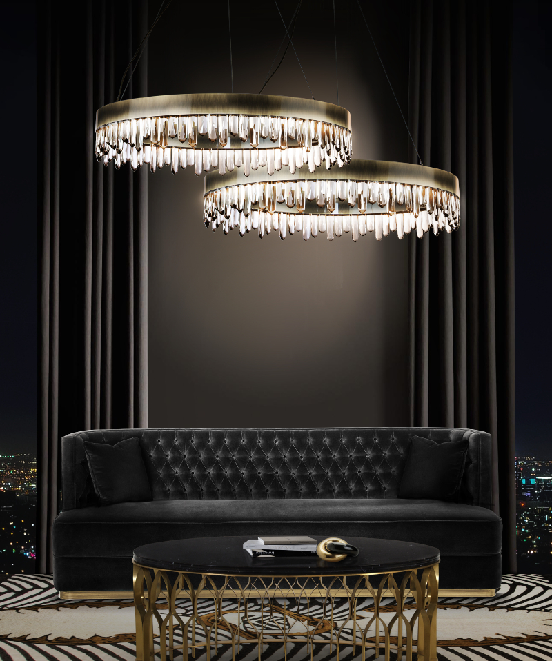 Un salon moderne en noir avec quelques détails dorés. Le canapé Bourbon est le point central de cet ensemble de décoration intérieure !