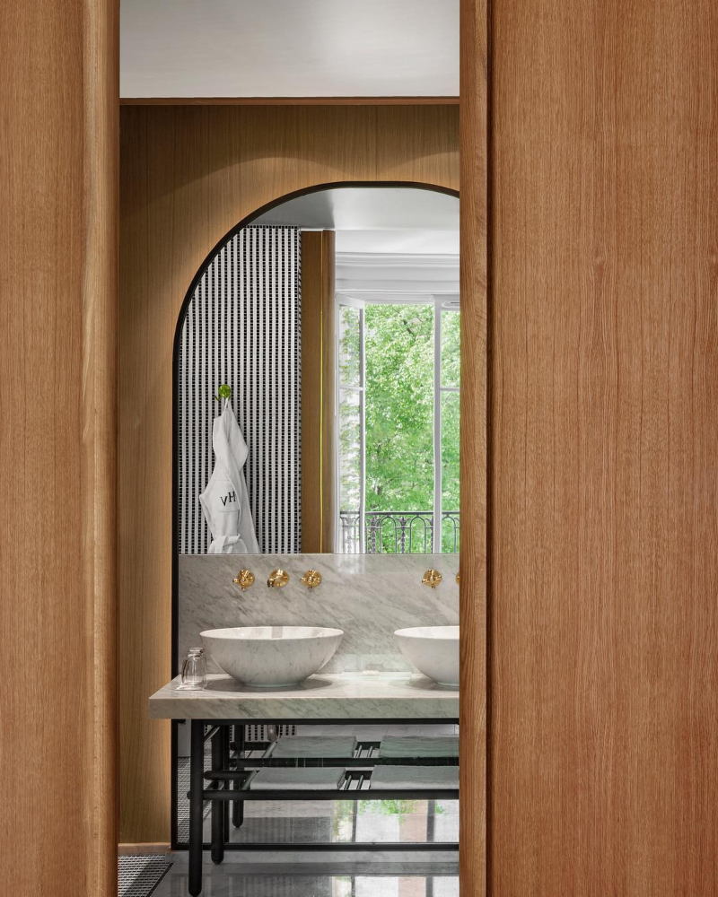 Les Meilleurs Intérieurs de François Champsaur.une salle de bains moderne en rapport avec les éléments naturels. Murs en bois et vasques en marbre.