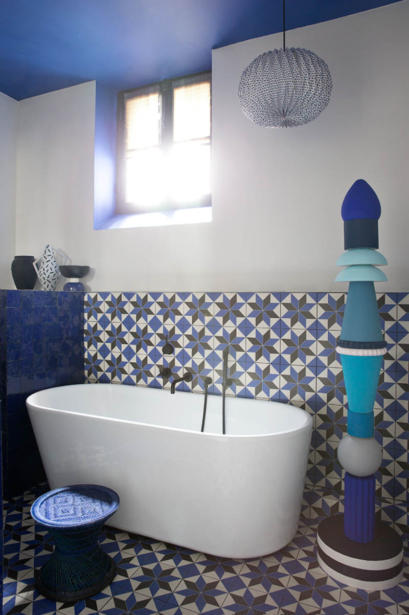 Salles de bains de luxe par l'unique Anne-Sophie Pailleret. Salle de bain bleu et blanche avec du carrelage décoratif et bagnoire blanche